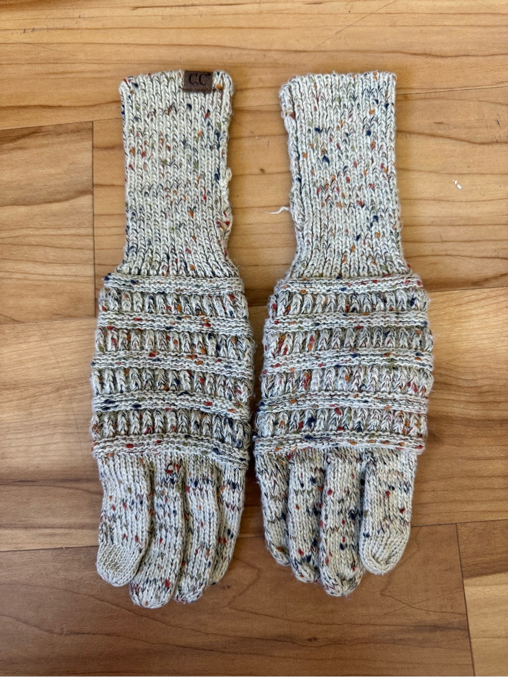 CC Knit Speckled Cable-Detail Gloves in Oatmeal